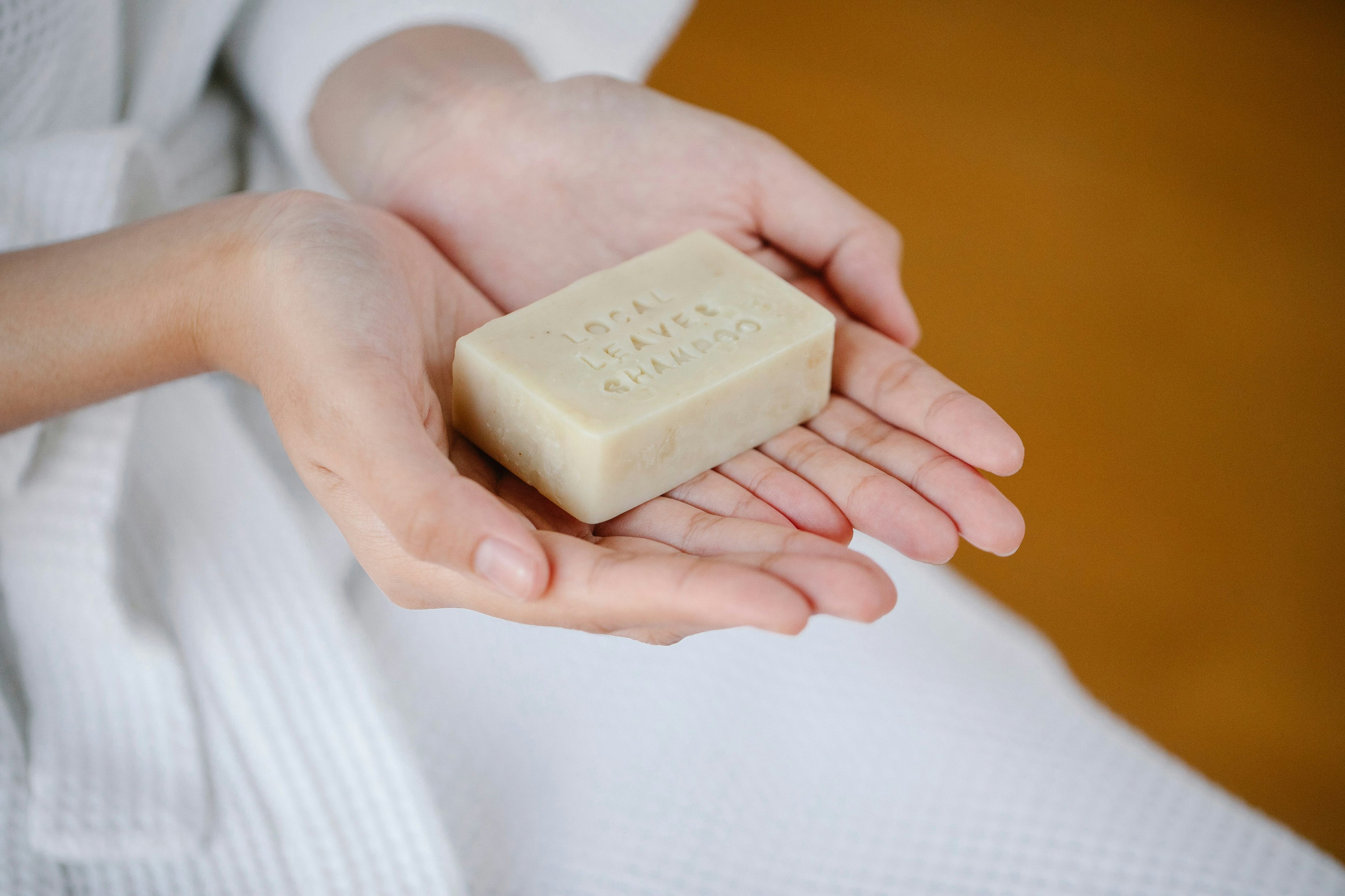 Savon solide tenu par deux mains