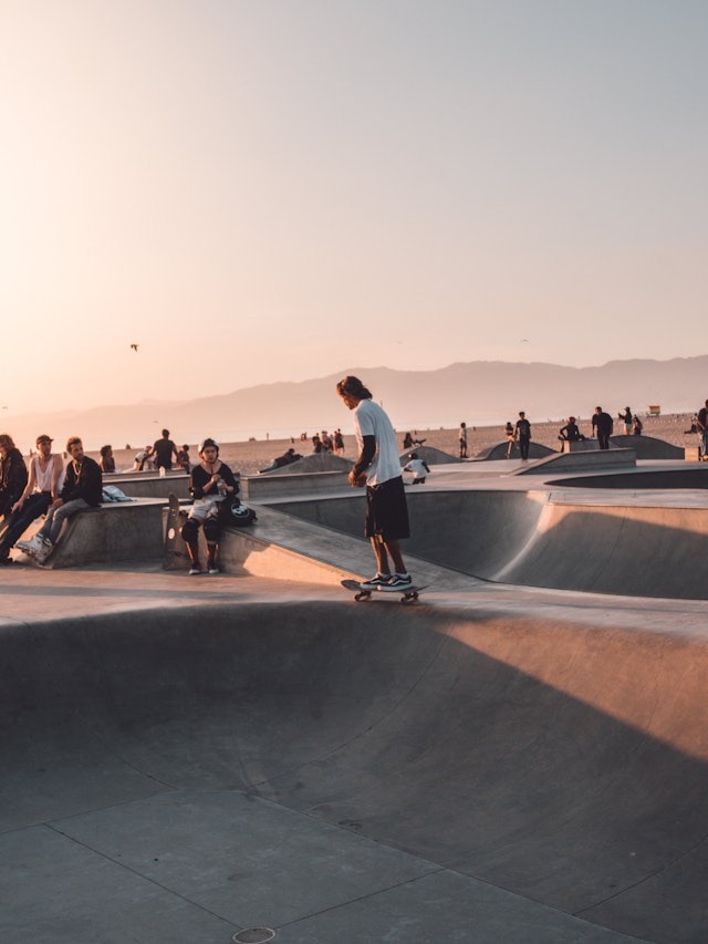 Skater en couché de soleil